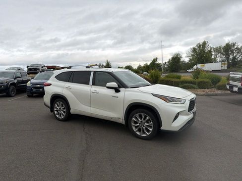 Used 2021 Toyota Highlander Limited AWD/4WD image 3