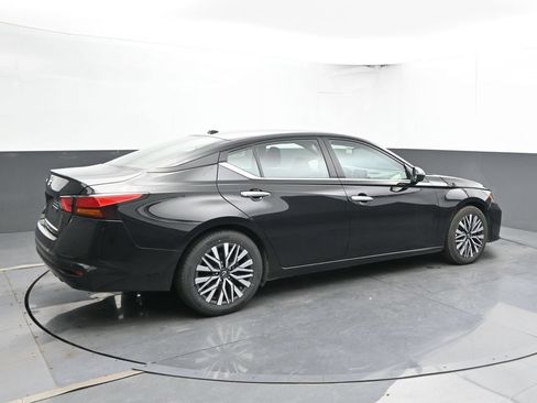 Used 2025 Nissan Altima 2.5 SV FWD image 3