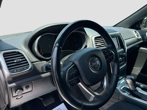 Used 2018 Jeep Grand Cherokee Laredo AWD/4WD image 9