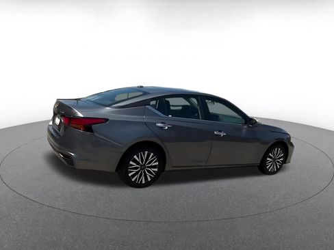 Used 2025 Nissan Altima 2.5 SV FWD image 11