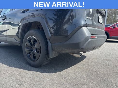 Used 2021 Toyota RAV4 LE image 12