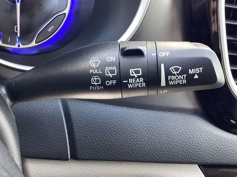 Used 2023 Chrysler Pacifica Touring-L image 35