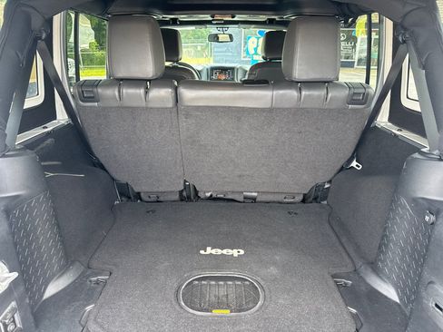 Used 2016 Jeep Wrangler Unlimited Rubicon w/ Connectivity Group AWD/4WD image 10
