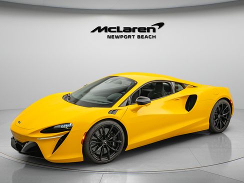 Used 2024 McLaren Artura RWD image 10