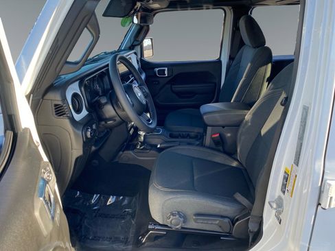 Used 2025 Jeep Gladiator Sport image 9