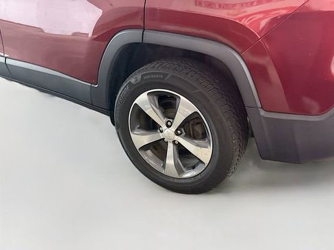 Used 2019 Jeep Cherokee Limited image 32