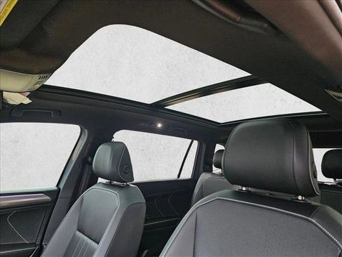 Used 2023 Volkswagen Tiguan SE R-Line image 16