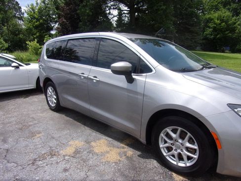 Used 2017 Chrysler Pacifica Touring image 5