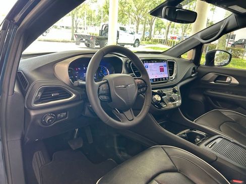 Used 2022 Chrysler Pacifica Limited w/ Uconnect Theater Family Group FWD image 6