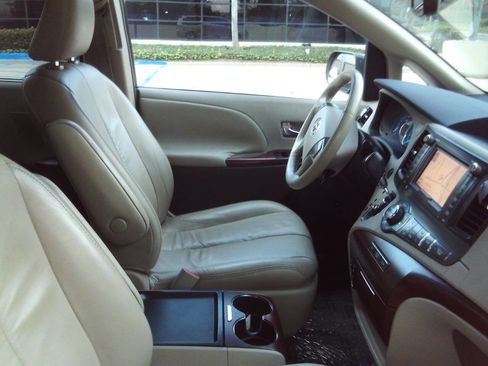 Used 2011 Toyota Sienna XLE image 15