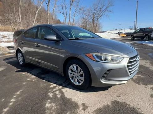 Used 2017 Hyundai Elantra SE w/ Cargo Package image 2