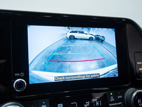 Used 2023 Toyota Highlander XLE AWD/4WD image 24