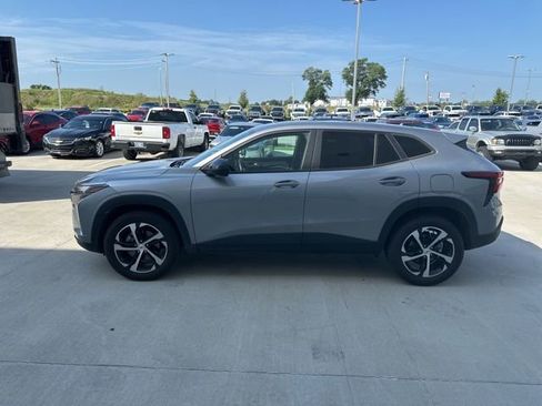 Used 2024 Chevrolet Trax RS w/ Sunroof Package FWD image 6