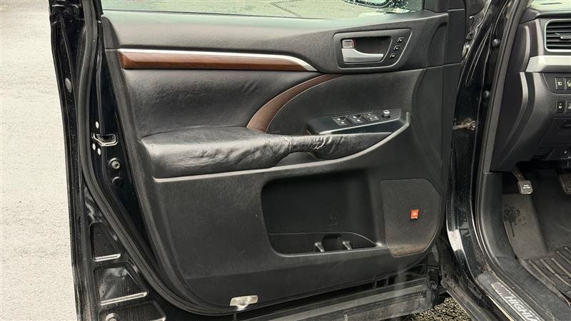 Used 2015 Toyota Highlander Limited Platinum AWD/4WD image 15