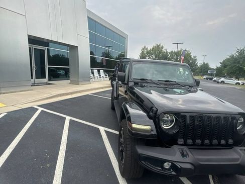 Used 2022 Jeep Wrangler Unlimited Sahara AWD/4WD image 7