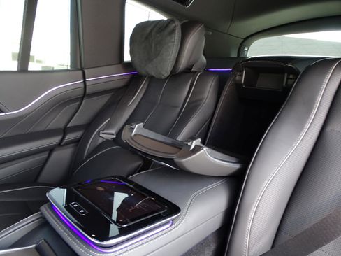 Used 2023 Mercedes-Benz Maybach GLS 600 4MATIC image 17