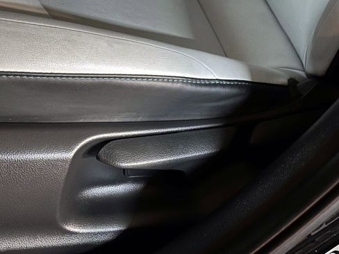 Used 2021 Toyota Prius XLE image 14