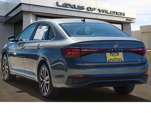 Used 2025 Volkswagen Jetta SE image 2