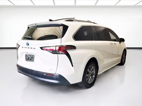 Used 2021 Toyota Sienna XLE FWD image 4