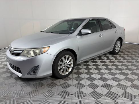 Used 2013 Toyota Camry XLE w/ Convenience Pkg FWD image 3