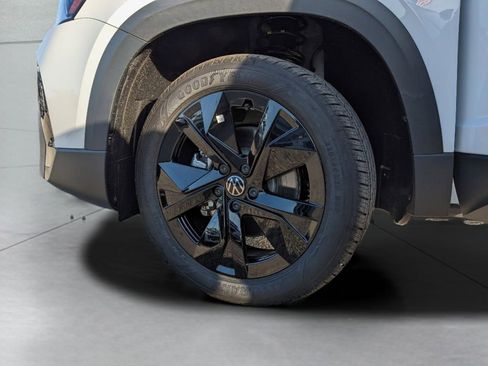 New 2026 Volkswagen Taos SE FWD image 28