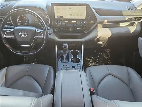 Used 2023 Toyota Highlander XLE image 16