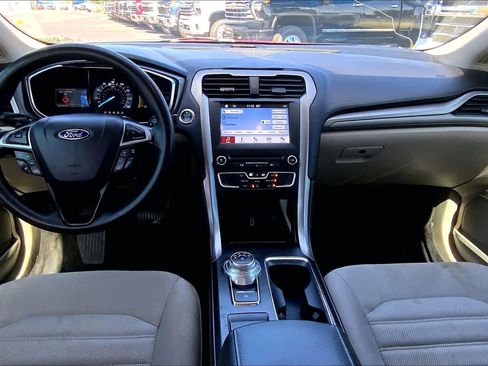 Used 2017 Ford Fusion SE w/ Fusion SE Technology Package FWD image 16