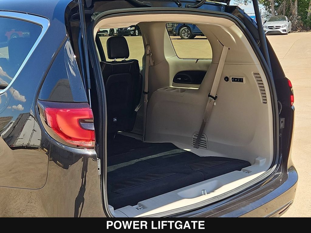 Used 2023 Chrysler Pacifica Limited w/ Uconnect Theater Family Group FWD image 31