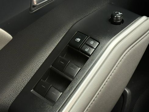 Used 2021 Toyota Highlander XLE AWD/4WD image 39