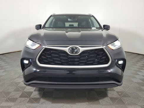 Used 2025 Toyota Highlander XLE image 2