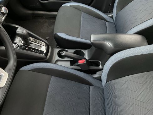 Used 2025 Nissan Versa SV image 33