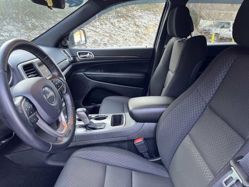 Used 2020 Jeep Grand Cherokee Laredo image 18