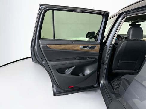 Used 2024 Volkswagen Atlas SE w/ Black Wheel Package FWD image 26