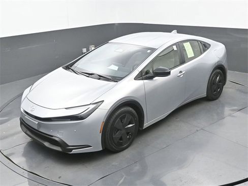 Used 2024 Toyota Prius LE image 29