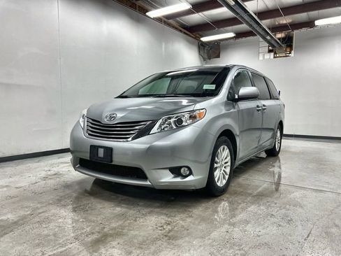 Used 2015 Toyota Sienna XLE image 1
