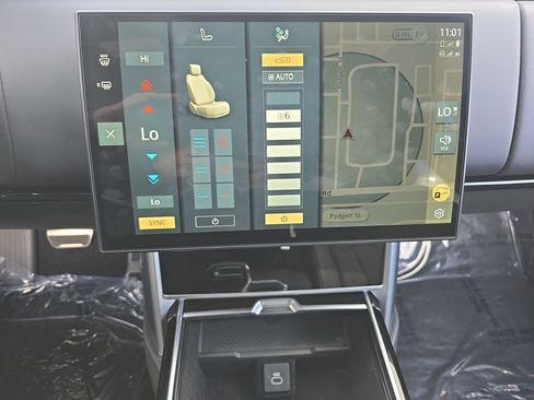 Certified 2025 Land Rover Range Rover SE image 25