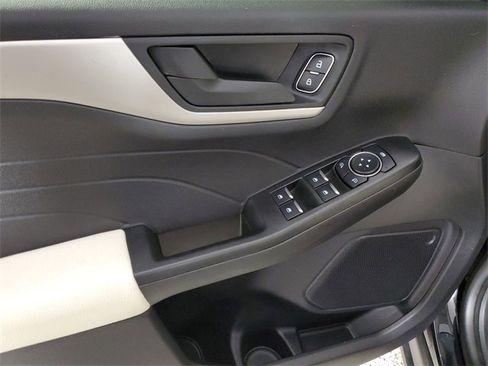 Used 2022 Ford Escape SE w/ SE Sport Appearance Package image 19