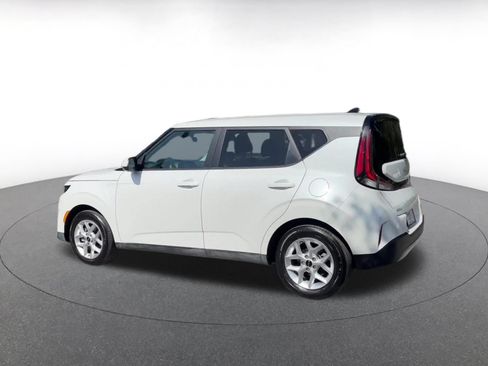 Used 2025 Kia Soul LX w/ LX Technology Package FWD image 9