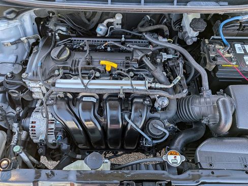 Used 2015 Hyundai Elantra SE image 28