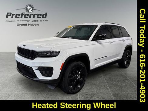 Used 2025 Jeep Grand Cherokee Altitude image 10