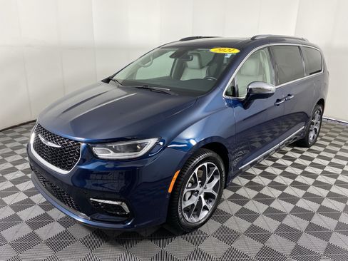 Used 2021 Chrysler Pacifica Limited w/ Uconnect Theater Family Group AWD/4WD image 12