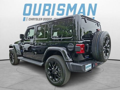 Used 2025 Jeep Wrangler Unlimited Sahara AWD/4WD image 4