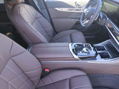 New 2026 BMW 750e xDrive w/ Premium Package image 30