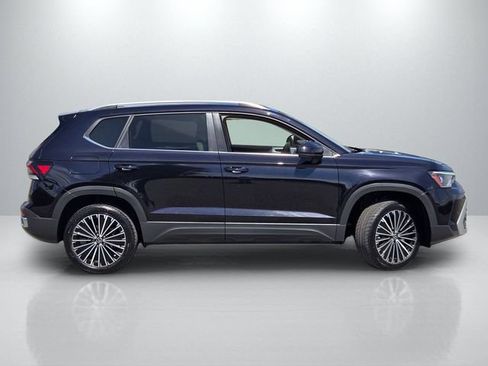 Used 2025 Volkswagen Taos SE FWD image 3