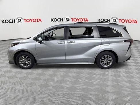 Used 2023 Toyota Sienna LE AWD/4WD image 4