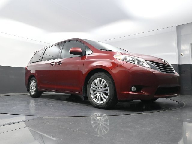 Used 2017 Toyota Sienna XLE w/ Outdoor Package FWD image 19