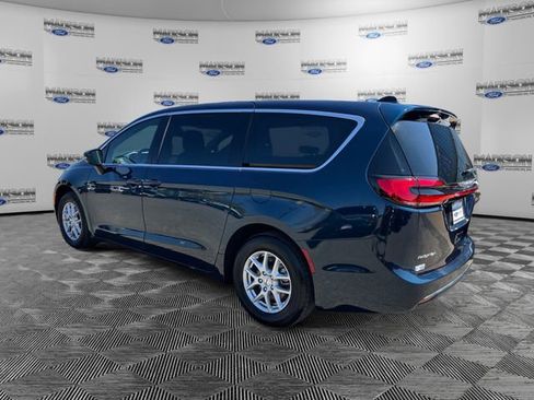 Used 2025 Chrysler Pacifica Select FWD image 3