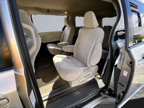 Used 2017 Toyota Sienna LE image 22