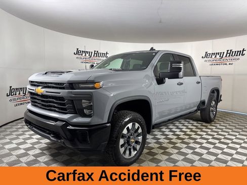 Used 2025 Chevrolet Silverado 2500 Custom image 3