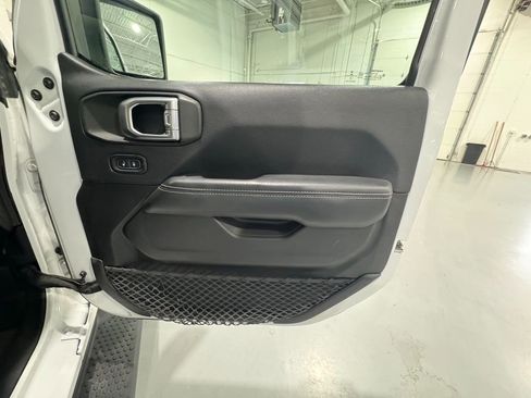 Used 2018 Jeep Wrangler Unlimited Sahara image 41